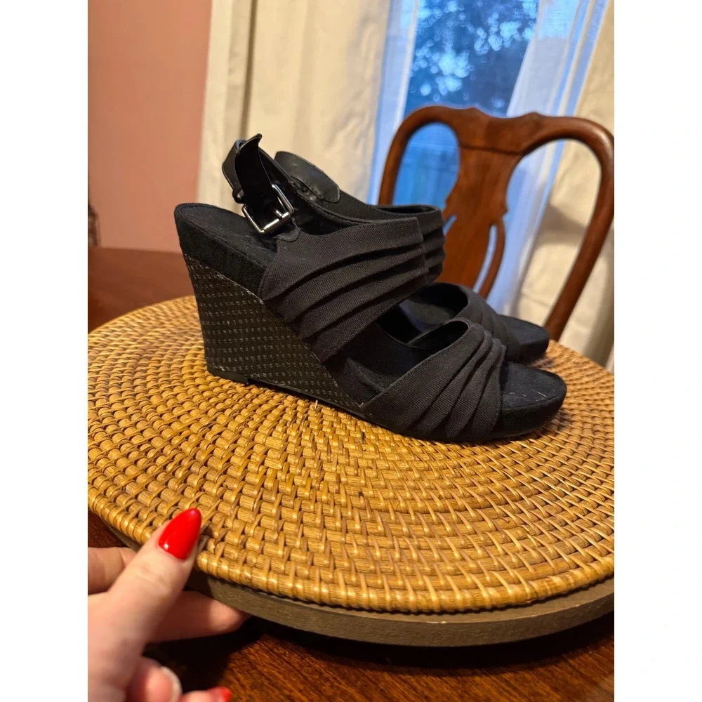 Aerosoles May Plush Black Pleated Fabric Wedge Sandals Slingback Womens 8.5M